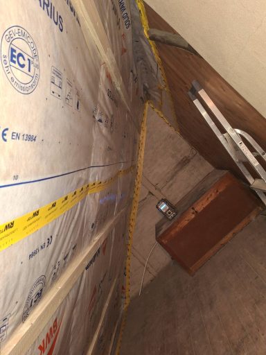 Dämmarbeiten im Dachgeschoss mit Unterkonstruktion und Dämmstoffen