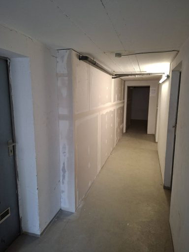 Trockenbauarbeiten mit Dämmung von Kellerwänden und Deckensystemen